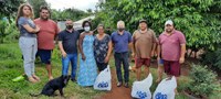 Cestas básicas são entregues a ribeirinhos   
