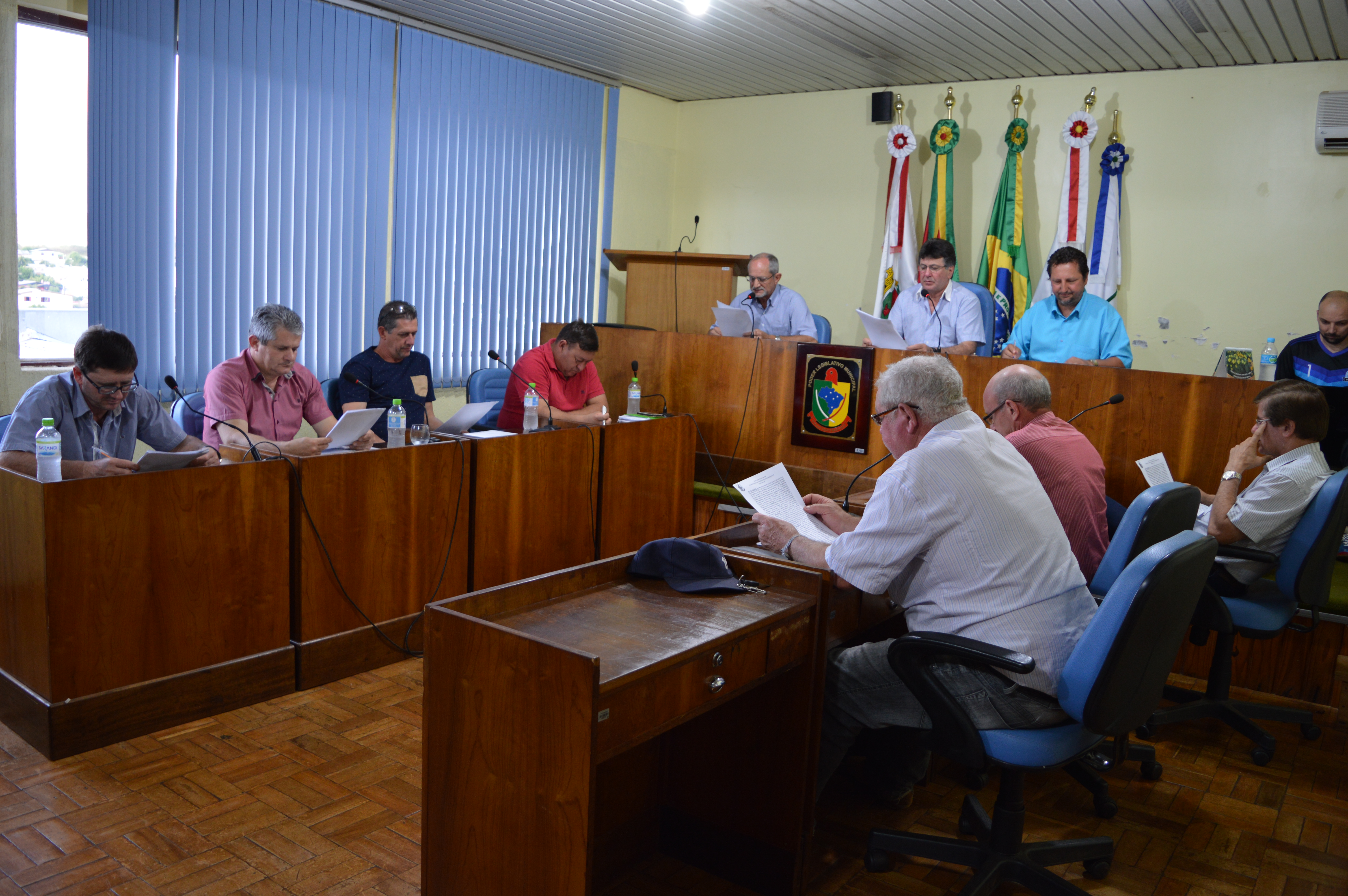 Vereadores realizam mais uma sessão plenária ordinária