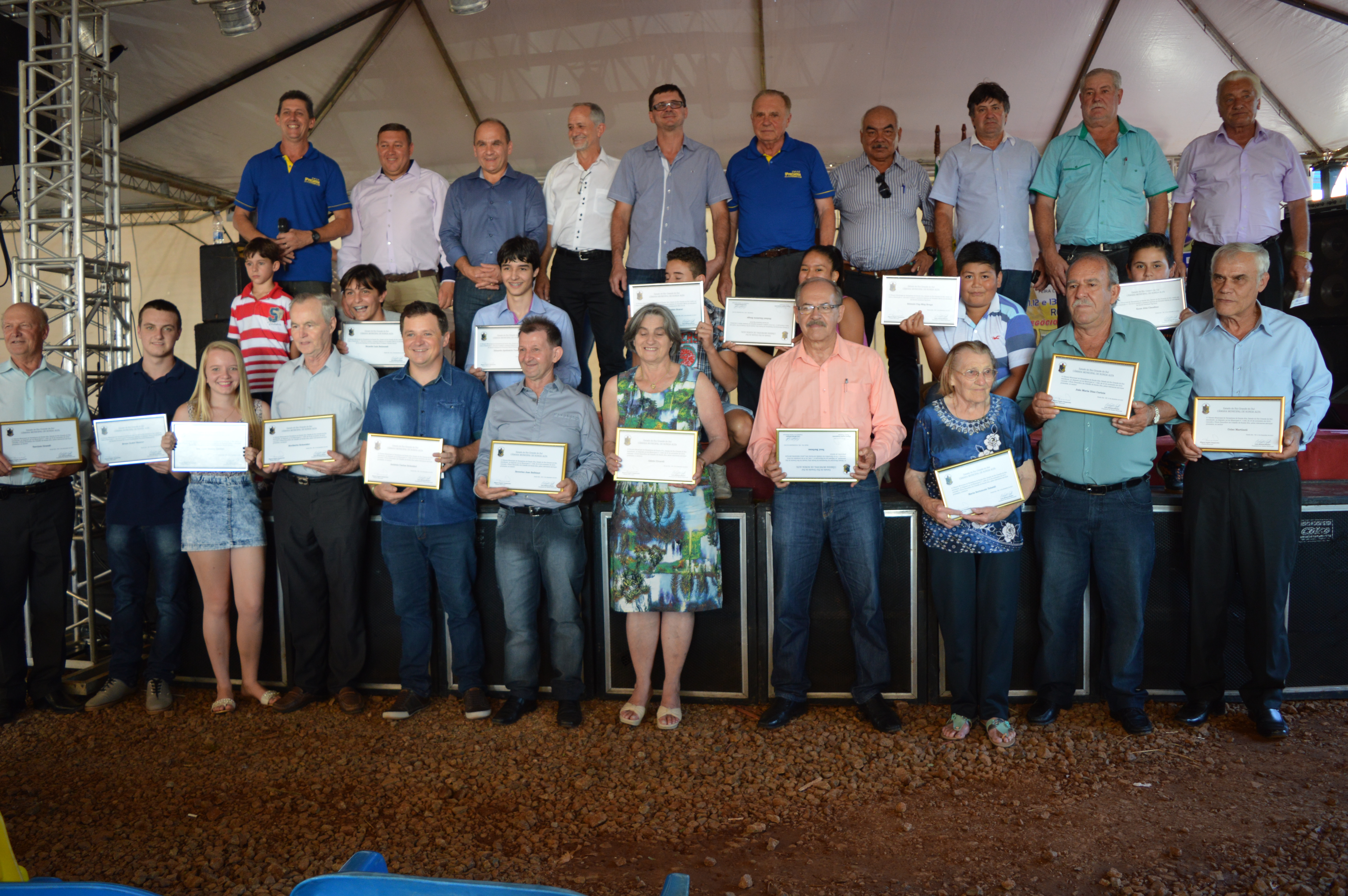 Câmara de Ronda Alta realiza homenagens à cidadãos do município e entrega certificados aos vereadores mirins