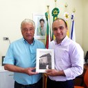 Entrega de quadro com foto de Pe. Eugênio Medicheschi ao prefeito municipal. Entrega de quadro com foto de Pe. Eugênio Medicheschi ao prefeito municipal.
