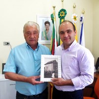 Entrega de quadro com foto de Pe. Eugênio Medicheschi ao prefeito municipal.