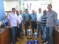 Legislativo recebe professor Carneiro com troféus dos campeões do voleibol.