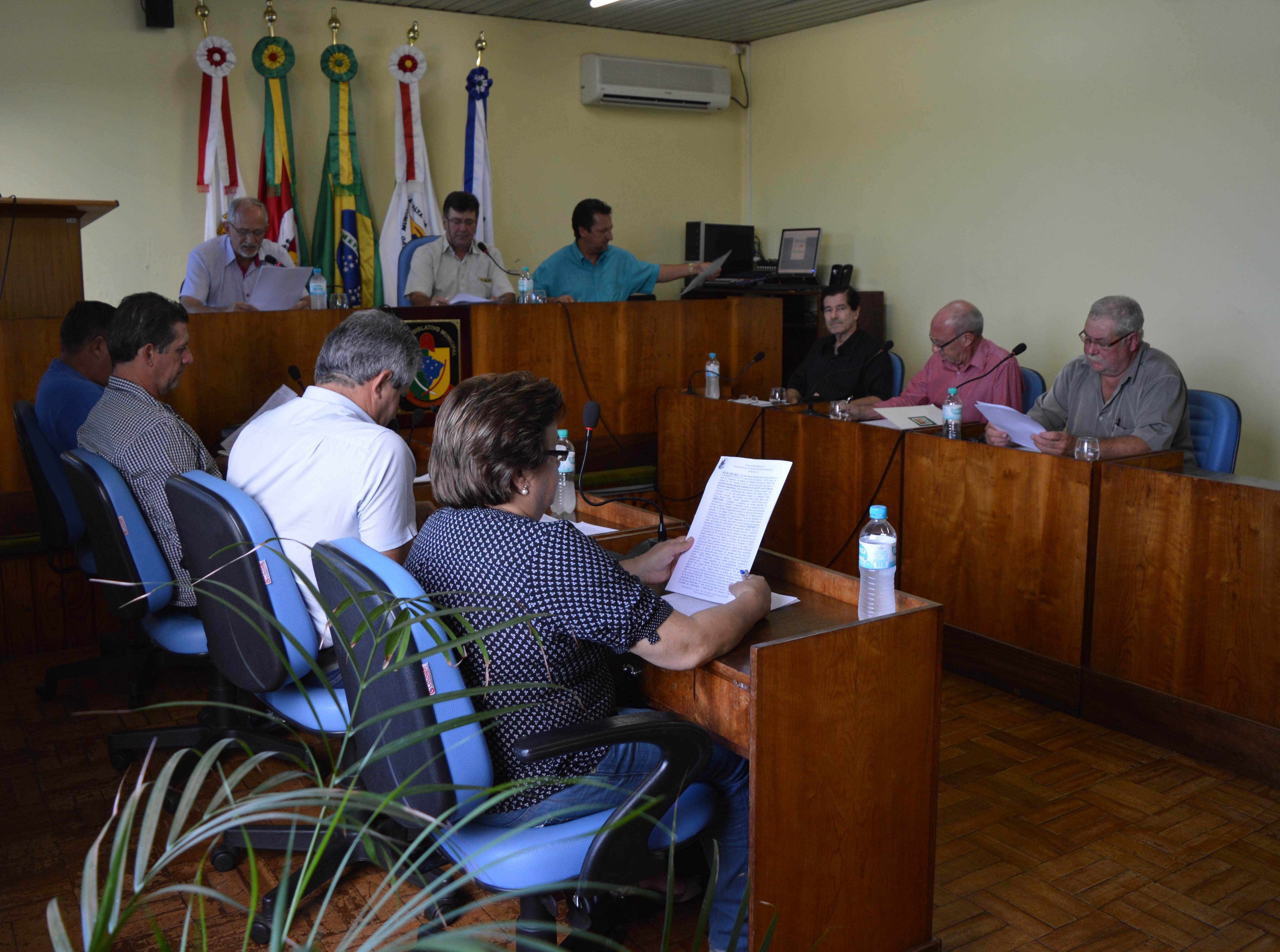 Vereadores realizam sessão plenária ordinária